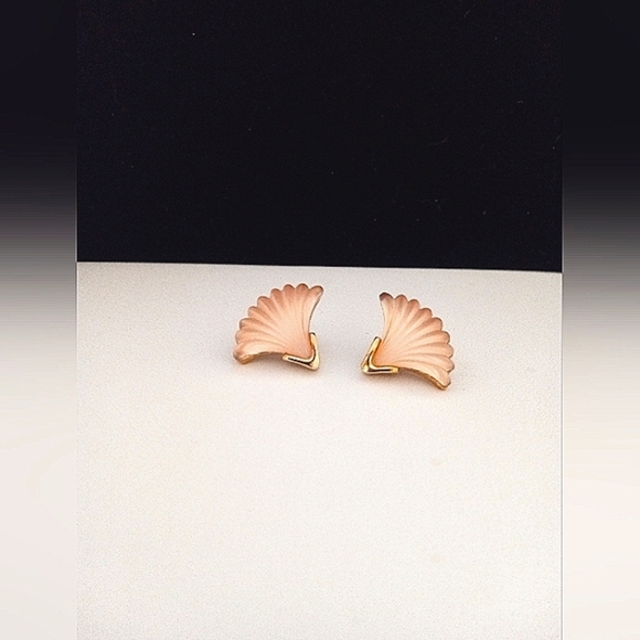 Whiting & Davis Earrings Frosted Peach Glass Shell Shape RARE FIND - Picture 1 of 9
